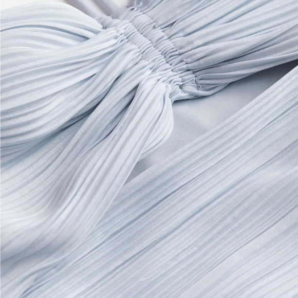 Beautiful light blue light jersey cut out dress from H&M. - Picture 2 of 6